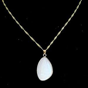 BAL Beautiful white Jade Gem & 18k Gold